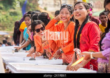 16 avril 2024, Rangamati, Chattogram, Bangladesh : le Festival Baisabi des collines s'est terminé avec le Sangrai ou festival de l'eau de la communauté Marma à Rangamati. La tristesse et la tristesse de la vieille année sont emportées et la nouvelle année est accueillie à travers ce festival de l'eau. Festival de l'eau de Sangrai étant le principal événement social de Marmas, le festival de Sangrai est célébré avec grande pompe par la communauté Marma. Bien que le festival de Baisabi se termine par le festival de l'eau au stade Rangamati Ching HLA Mong mari, le festival de Baisabi se poursuivra jusqu'à la fin avril dans les zones reculées de la hil Banque D'Images