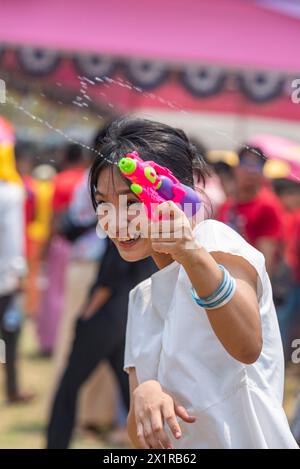 16 avril 2024, Rangamati, Chattogram, Bangladesh : le Festival Baisabi des collines s'est terminé avec le Sangrai ou festival de l'eau de la communauté Marma à Rangamati. La tristesse et la tristesse de la vieille année sont emportées et la nouvelle année est accueillie à travers ce festival de l'eau. Festival de l'eau de Sangrai étant le principal événement social de Marmas, le festival de Sangrai est célébré avec grande pompe par la communauté Marma. Bien que le festival de Baisabi se termine par le festival de l'eau au stade Rangamati Ching HLA Mong mari, le festival de Baisabi se poursuivra jusqu'à la fin avril dans les zones reculées de la hil Banque D'Images