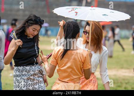 16 avril 2024, Rangamati, Chattogram, Bangladesh : le Festival Baisabi des collines s'est terminé avec le Sangrai ou festival de l'eau de la communauté Marma à Rangamati. La tristesse et la tristesse de la vieille année sont emportées et la nouvelle année est accueillie à travers ce festival de l'eau. Festival de l'eau de Sangrai étant le principal événement social de Marmas, le festival de Sangrai est célébré avec grande pompe par la communauté Marma. Bien que le festival de Baisabi se termine par le festival de l'eau au stade Rangamati Ching HLA Mong mari, le festival de Baisabi se poursuivra jusqu'à la fin avril dans les zones reculées de la hil Banque D'Images