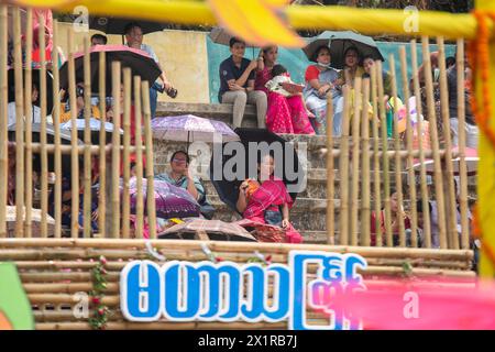 16 avril 2024, Rangamati, Chattogram, Bangladesh : le Festival Baisabi des collines s'est terminé avec le Sangrai ou festival de l'eau de la communauté Marma à Rangamati. La tristesse et la tristesse de la vieille année sont emportées et la nouvelle année est accueillie à travers ce festival de l'eau. Festival de l'eau de Sangrai étant le principal événement social de Marmas, le festival de Sangrai est célébré avec grande pompe par la communauté Marma. Bien que le festival de Baisabi se termine par le festival de l'eau au stade Rangamati Ching HLA Mong mari, le festival de Baisabi se poursuivra jusqu'à la fin avril dans les zones reculées de la hil Banque D'Images