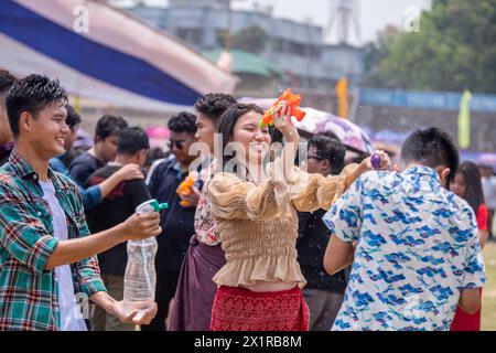 16 avril 2024, Rangamati, Chattogram, Bangladesh : le Festival Baisabi des collines s'est terminé avec le Sangrai ou festival de l'eau de la communauté Marma à Rangamati. La tristesse et la tristesse de la vieille année sont emportées et la nouvelle année est accueillie à travers ce festival de l'eau. Festival de l'eau de Sangrai étant le principal événement social de Marmas, le festival de Sangrai est célébré avec grande pompe par la communauté Marma. Bien que le festival de Baisabi se termine par le festival de l'eau au stade Rangamati Ching HLA Mong mari, le festival de Baisabi se poursuivra jusqu'à la fin avril dans les zones reculées de la hil Banque D'Images