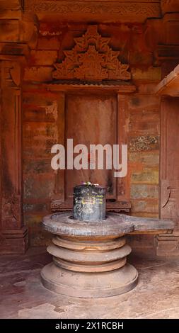 Vue de Shivalinga dans le Temple, Groupe du Temple de Dudhai, Dudhai, Lalitpur, Uttar Pradesh, Inde. Banque D'Images