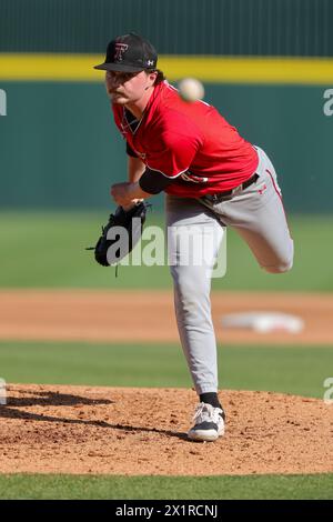 17 avril 2024 : le lanceur Texas Tech Brendan Lysik #43 regarde la balle qu'il vient de traverser à l'approche de la plaque. L'Arkansas a battu Texas Tech 5-4 à Fayetteville, AR. Richey Miller/CSM(image crédit : © Richey Miller/Cal Sport Media) Banque D'Images