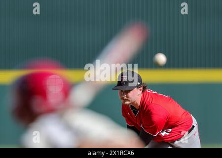 17 avril 2024 : le lanceur des Red Raiders Brendan Lysik #43 regarde une balle qu'il lance à l'approche de la pâte. L'Arkansas a battu Texas Tech 5-4 à Fayetteville, AR. Richey Miller/CSM Banque D'Images