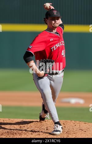 17 avril 2024 : Brendan Lysik #43 Red Raiders lance un ballon vers la maison. L'Arkansas a battu Texas Tech 5-4 à Fayetteville, AR. Richey Miller/CSM(image crédit : © Richey Miller/Cal Sport Media) Banque D'Images