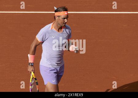 Rafael Nadal, d’Espagne, lors de son match de deuxième tour contre Alex de Minaur, d’Australie, le jour 3 de l’Open Banc Sabadell de Barcelone, ATP 500, tournoi de tennis au Real Club de Tenis Barcelona, le 17 avril 2024 à Barcelone, Espagne Banque D'Images