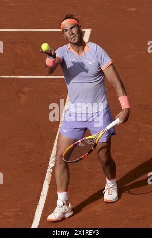 Rafael Nadal, d’Espagne, lors de son match de deuxième tour contre Alex de Minaur, d’Australie, le jour 3 de l’Open Banc Sabadell de Barcelone, ATP 500, tournoi de tennis au Real Club de Tenis Barcelona, le 17 avril 2024 à Barcelone, Espagne Banque D'Images