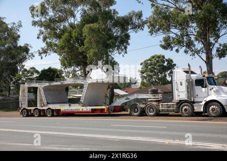 Sydney, Australie, le véhicule long à chargement bas transporte un segment de viaduc en béton préfabriqué qui sera utilisé dans le projet de transport en commun du métro de Sydney Banque D'Images