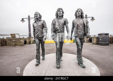 Une statue des Bee Gees par le sculpteur Andy Edwards a été dévoilée à Douglas Isle of Man en 2021. Situé sur Loch Promenade entre Marine Gardens 1 & 2. Banque D'Images