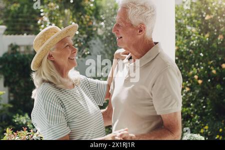 Les personnes matures, l'homme et la femme dans le patio dansant pour la liaison, la romance et l'amour dans la relation. Couple de personnes âgées, mariage et plaisir dans le jardin ou le week-end Banque D'Images