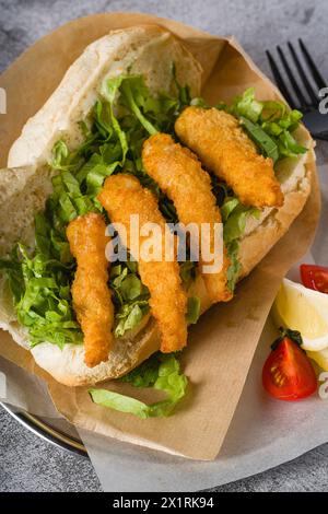 Crevettes frites dans du pain avec des légumes verts sur le côté. Sandwich aux crevettes Banque D'Images