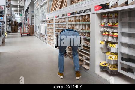 Hambourg, Allemagne. 17 avril 2024. Un client regarde les bois d'angle dans un magasin de bricolage. Crédit : Markus Scholz/dpa/Alamy Live News Banque D'Images