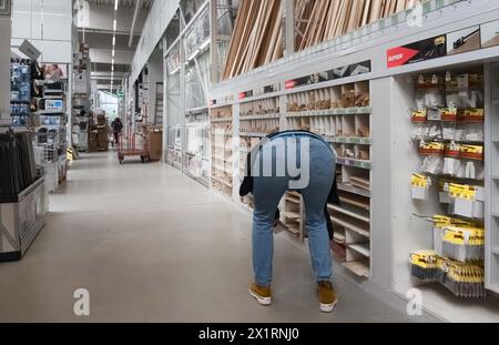 Hambourg, Allemagne. 17 avril 2024. Un client regarde les bois d'angle dans un magasin de bricolage. Crédit : Markus Scholz/dpa/Alamy Live News Banque D'Images