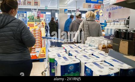 Hambourg, Allemagne. 17 avril 2024. Clients se tenant à la caisse dans un supermarché LIDL crédit : Markus Scholz/dpa/Alamy Live News Banque D'Images