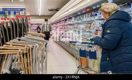 Hambourg, Allemagne. 17 avril 2024. Les clients magasinent dans un supermarché LIDL. Crédit : Markus Scholz/dpa/Alamy Live News Banque D'Images