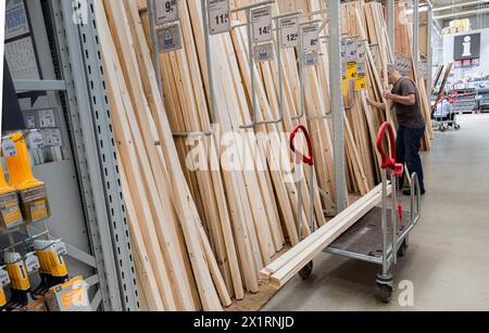 Hambourg, Allemagne. 17 avril 2024. Un client regarde du bois de charpente dans un magasin de bricolage. Crédit : Markus Scholz/dpa/Alamy Live News Banque D'Images