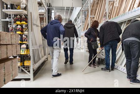 Hambourg, Allemagne. 17 avril 2024. Un client regarde des lattes en bois dans un magasin de bricolage. Crédit : Markus Scholz/dpa/Alamy Live News Banque D'Images