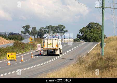 Luddenham Road dans le Grand Ouest de Sydney, l'un des nombreux camions de construction transportant des matériaux provenant du développement du nouvel aéroport et du métro Banque D'Images