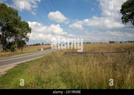 Campagne autour de Luddenham Road dans la région du Grand Ouest de Sydney, le développement des autoroutes, du métro et de l'aéroport à proximité est en cours Banque D'Images