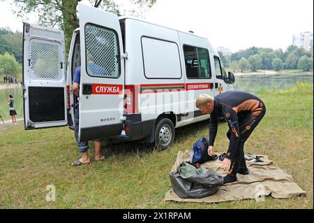 Plongeur sauveteur préparant l'équipement pour protéger les personnes sur une plage de la ville. Service de secours, poste de secours mobile. 10 août 2018. Kiev, Ukraine Banque D'Images