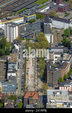 Luftbild, Saporoshje-Platz mit Baumallee und PolizeiWache Alt-Oberhausen, Eckhaus Bert-Brecht-Haus mit Stadtbibliothek, Blick zum Hbf, Innenstadt, Oberhausen, Ruhrgebiet, Nordrhein-Westfalen, Deutschland ACHTUNGxMINDESTHONORARx60xEURO *** vue aérienne, place Zaporozhye avec avenue des arbres et poste de police Alt Oberhausen, maison d'angle Bert Brecht Haus avec bibliothèque de la ville, vue sur la gare principale, centre-ville, Oberhausen, région de la Ruhr, Rhénanie du Nord-Westphalie, Allemagne ATTENTIONxMINDESTHONORARx60xEURO Banque D'Images