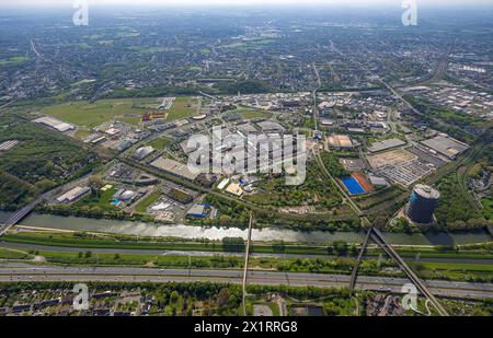 Luftbild, Westfield Centro sternförmiges Einkaufszentrum, Gesamtansicht Neue Mitte mit Gasometer am Rhein-Herne-Kanal mit Fluss Emscher und Autobahn A42, Wohngebiet, Borbeck, Oberhausen, Ruhrgebiet, Nordrhein-Westfalen, Deutschland ACHTUNGxMINDESTHONORARx60xEURO *** vue aérienne, Westfield Centro centre commercial en forme d'étoile, vue générale Neue Mitte avec gazomètre sur le canal Rhin Herne avec rivière Emscher et autoroute A42, quartier résidentiel, Borbeck, Oberhausen, Ruhr, Rhénanie du Nord-Westphalie, Allemagne ATTENTIONxMINDESTHONORARx60xEURO Banque D'Images