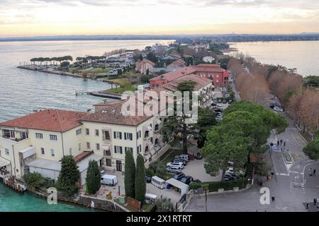 Lombardie en Italie : la vue depuis le Castello Scaligero di Sirmione (Château Scaliger) Banque D'Images