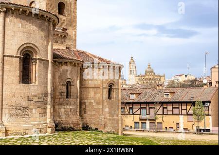 Église de San Millan, construite au XIIe siècle dans un style roman, avec vue sur la cathédrale de la ville espagnole de Ségovie Banque D'Images