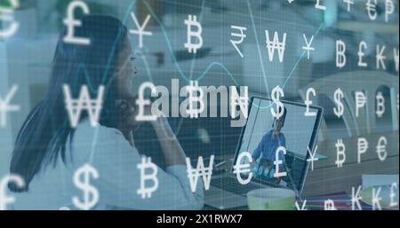 Une collègue féminine biraciale et un senior masculin asiatique travaillent ensemble Banque D'Images