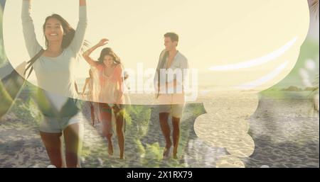 Groupe d'amis profitant du temps sur la plage, courir et rire Banque D'Images