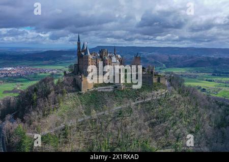 Luftaufnahme Burg Hohenzollern, Stammburg des Fürstengeschlechts und ehemals regierenden preußischen Königs- und deutschen Kaiserhauses der Hohenzollern, Bisingen, Zollernalbkreis, Schwäbische Alb, Bade-Württemberg, Deurtschland *** vue aérienne du château de Hohenzollern, château ancestral de la famille royale prussienne et ancien roi prussien régnant et maison impériale allemande de Hohenzollern, Bisingen, Zollernalbkreis, Alb souabe, Bade Württemberg, Allemagne Banque D'Images