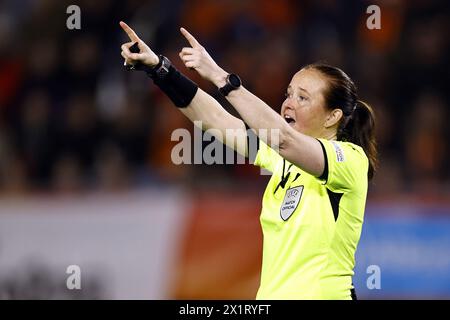 BREDA - arbitre Cheryl Foster lors du match de qualification pour le Championnat d'Europe féminin dans le groupe A1 entre les pays-Bas et la Norvège au stade Rat Verlegh le 9 avril 2024 à Breda, aux pays-Bas. ANP | Hollandse Hoogte | MAURICE VAN STEEN Banque D'Images