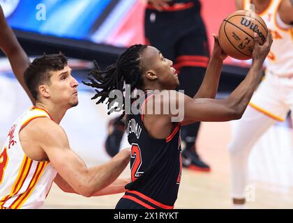 Chicago, États-Unis. 17 avril 2024. Ayo Dosunmu (R) des Chicago Bulls part pour un match de play-in NBA entre Atlanta Hawks et Chicago Bulls à Chicago, aux États-Unis, le 17 avril 2024. Crédit : Joel Lerner/Xinhua/Alamy Live News Banque D'Images