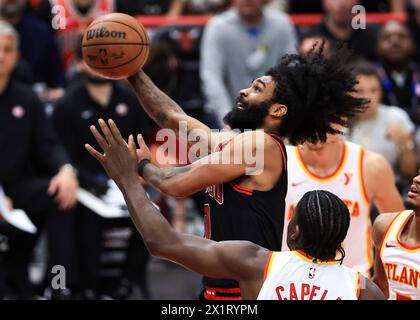 Chicago, États-Unis. 17 avril 2024. Coby White (en haut) Chicago Bulls part pour une mise en scène lors du match de play-in NBA entre Atlanta Hawks et Chicago Bulls à Chicago, aux États-Unis, le 17 avril 2024. Crédit : Joel Lerner/Xinhua/Alamy Live News Banque D'Images