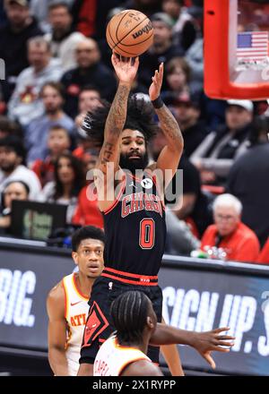 Chicago, États-Unis. 17 avril 2024. Coby White (en haut) des Chicago Bulls tire lors du match de play-in NBA entre les Atlanta Hawks et les Chicago Bulls à Chicago, aux États-Unis, le 17 avril 2024. Crédit : Joel Lerner/Xinhua/Alamy Live News Banque D'Images