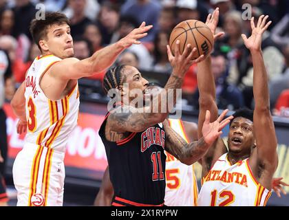 Chicago, États-Unis. 17 avril 2024. DeMar DeRozan (C) des Chicago Bulls part pour un match de play-in NBA entre Atlanta Hawks et Chicago Bulls à Chicago, aux États-Unis, le 17 avril 2024. Crédit : Joel Lerner/Xinhua/Alamy Live News Banque D'Images