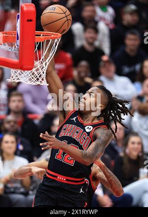 Chicago, États-Unis. 17 avril 2024. Ayo Dosunmu des Chicago Bulls dunk lors du match de play-in NBA entre les Atlanta Hawks et les Chicago Bulls à Chicago, aux États-Unis, le 17 avril 2024. Crédit : Joel Lerner/Xinhua/Alamy Live News Banque D'Images