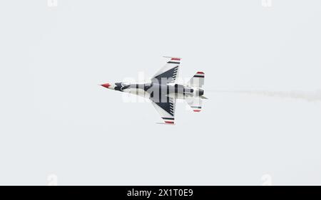 Un F-16 Fighting Falcon affecté à l’escadron de démonstration aérienne de l’United States Air Force « Thunderbirds » survole la base interarmées Charleston, South Caro Banque D'Images