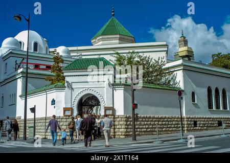 PARIS, FRANCE - personnes de groupe, vue extérieur, immeuble, la Mosquée de Paris, 39, Rue Geoffroy Saint-Hilaire. Entrée. Banque D'Images