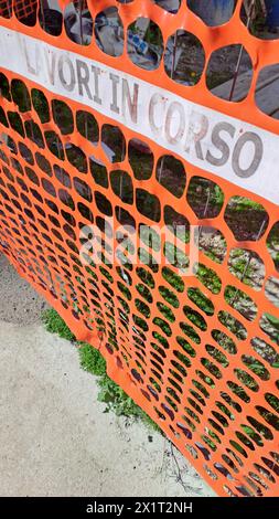 Filet de chantier rouge, écrit avec texte en italien - TRAVAUX EN COURS Banque D'Images