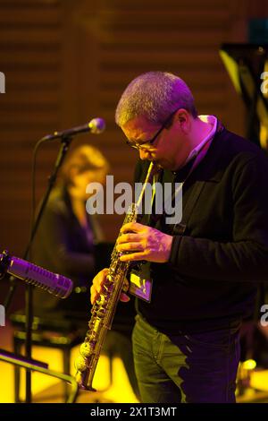 Une archive des images de contrôle du son et de performance de musiciens de jazz au Royaume-Uni et en Europe Banque D'Images