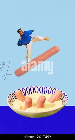 Affiche. Collage d'art contemporain. Homme surfant sur saucisse contre assiette avec des pommes de terre écrasées et des morceaux de saucisses. Banque D'Images