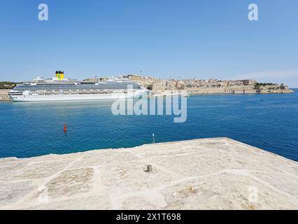 VALLETTA, MALTE - 19 MAI 2022 : Liner Costa Fascinosa dans le canal à la capitale européenne, ciel bleu clair dans la chaude journée de printemps ensoleillée. Banque D'Images