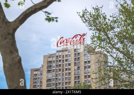 Belgrade, Serbie : 13 avril 2024 : logo Coca Cola sur le toit ou un gratte-ciel résidentiel dans la capitale serbe Banque D'Images