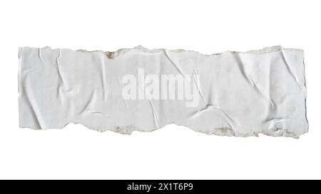 Papier blanc rectangle déchiré collé sur fond blanc avec chemin de détourage Banque D'Images