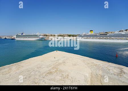 VALLETTA, MALTE - 19 MAI 2022 : paquebots géants dans le canal à la capitale européenne, ciel bleu clair dans la chaude journée de printemps ensoleillée. Banque D'Images