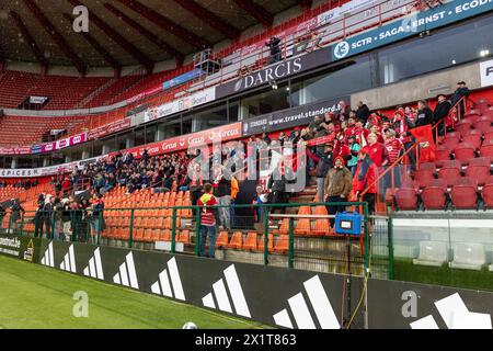 Liège, Belgique. 16 avril 2024. Des supporters de Standard photographiés lors d'un match de football féminin entre Standard Femina de Liege et RSC Anderlecht Women le 4ème jour des play offs de la saison 2023 - 2024 dans la Super League belge Lotto Womens, le mercredi 16 avril 2024 à Liège, BELGIQUE . Crédit : Sportpix/Alamy Live News Banque D'Images