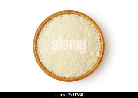 Farine de noix de coco dans un bol en bois sur fond blanc Banque D'Images