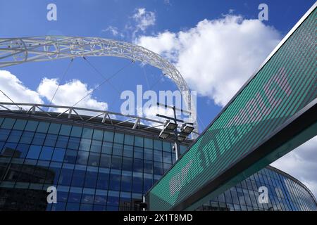 Photo du dossier datée du 03-04-2022 de l'arche de Wembley au stade de Wembley, Londres. Des vérifications supplémentaires des billets et des voies de sécurité feront partie des mesures de sécurité renforcées pour les deux demi-finales de la FA Cup ce week-end. Date d'émission : jeudi 18 avril 2024. Banque D'Images