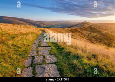 Un chemin de pierre menant de la montagne Mam Tor le long de la crête. Banque D'Images